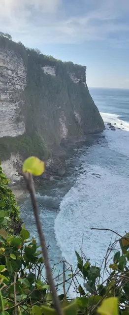 The dramatic emerald waters of the Indian Ocean from the Uluwatu cliffs.