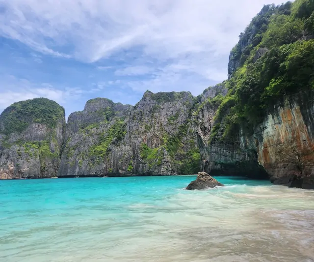 The stunning tropical landscape of Maya Bay's beach and cliffs.