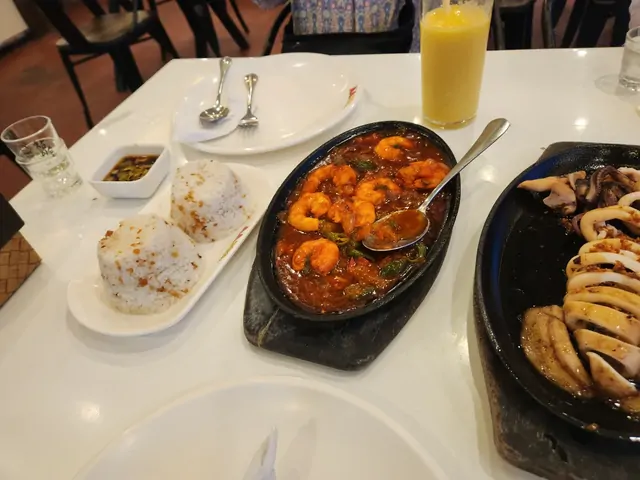 海老のトマトソースとイカの鉄板焼きの現地料理