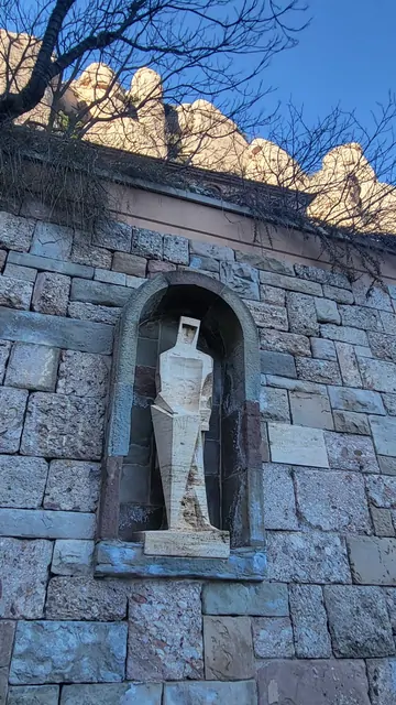 モンセラート 수도원의聖人彫刻と冬の青空