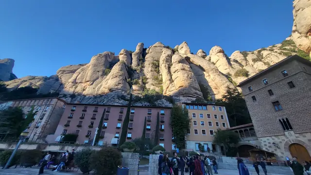 モンセラートの奇岩と赤い建物の全景