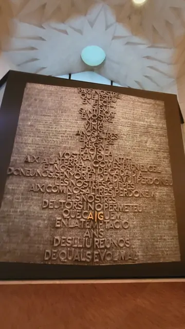 カタルーニャ語の主の祈りが刻まれた彫刻パネル