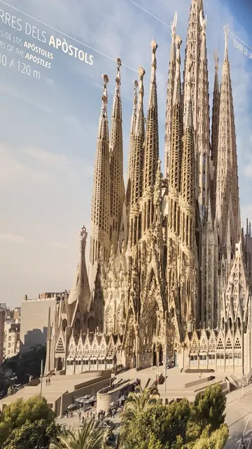 空高くそびえるサグラダ・ファミリアの尖塔