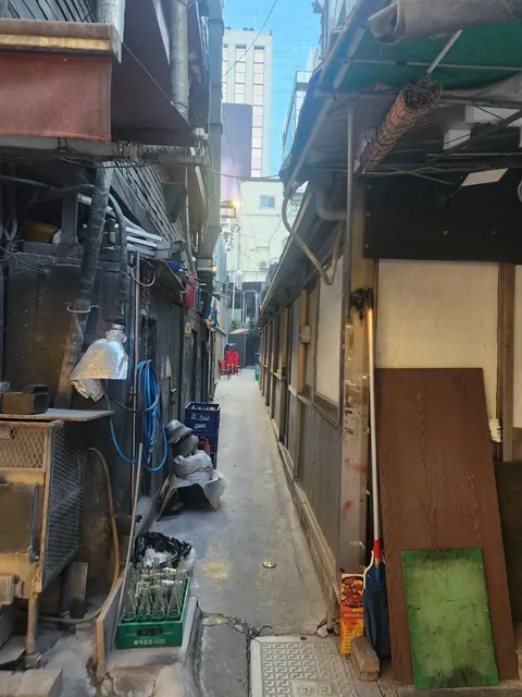 生活用品が積み重なる、ソウルの日常が息づく狭い路地裏
