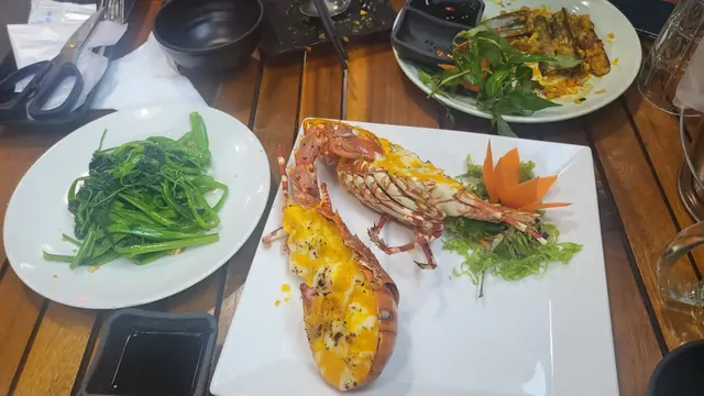 Grilled lobster with cheese sauce and stir-fried vegetables.