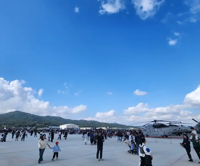 Crowds viewing Marine Corps helicopters at the ADEX airshow.