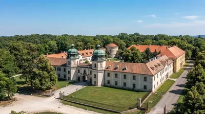 Amade-Bajzáth-Pappenheim-Károlyi Castle