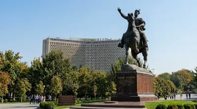 Памятник Амиру Темуру в Ташкенте