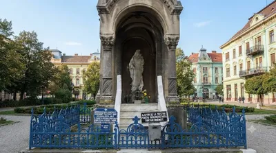 Monumento a la Virgen María en la Plaza de María